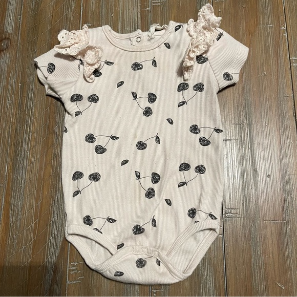 ✨3/$6✨ Baby girl onesie - Picture 1 of 5